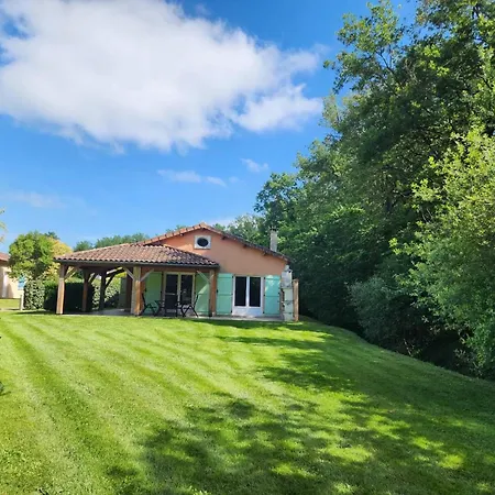 Spacious With Garden And Pool Holiday home