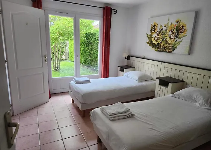 Сasa de vacaciones Spacious With Garden And Pool Les Forges (Deux-Sevres)