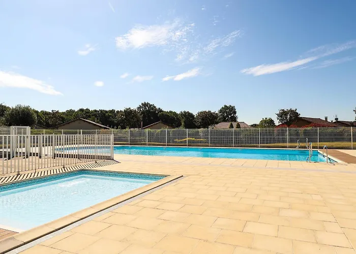 Сasa de vacaciones Spacious With Garden And Pool Les Forges (Deux-Sevres)