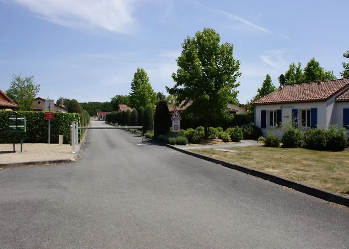 Spacious With Garden And Pool