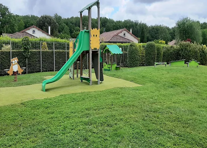 Spacious With Garden And Pool Сasa de vacaciones