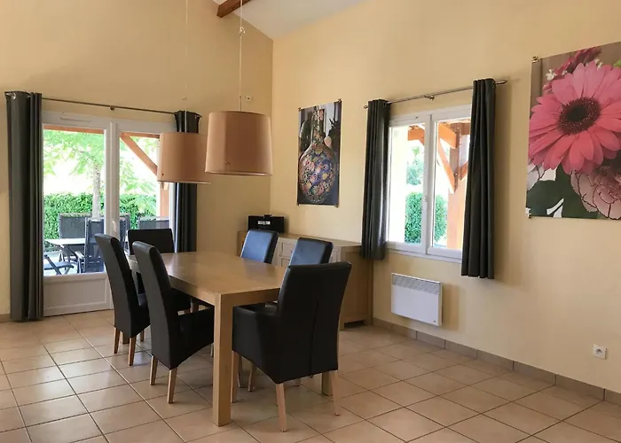 Сasa de vacaciones Spacious With Garden And Pool