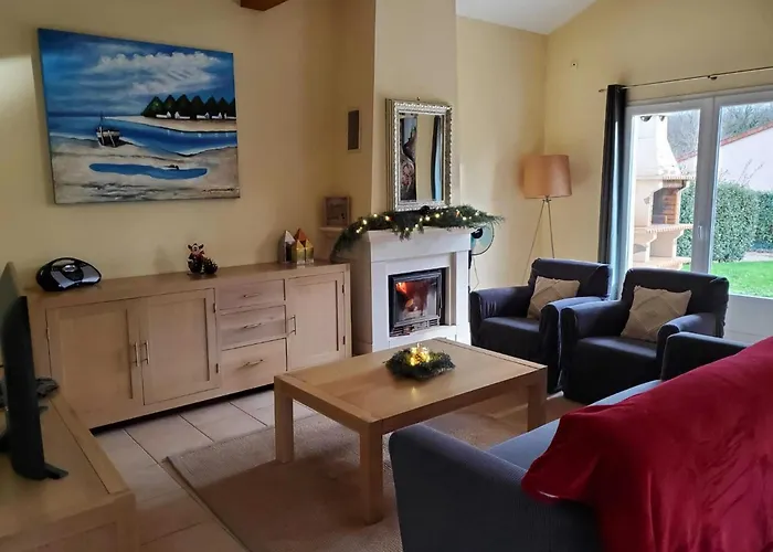 Spacious With Garden And Pool Сasa de vacaciones Les Forges (Deux-Sevres)