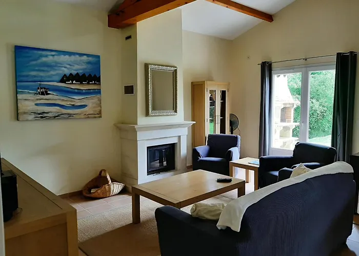 Spacious With Garden And Pool Сasa de vacaciones *