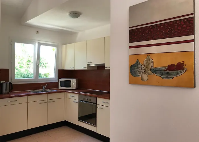 Spacious With Garden And Pool Сasa de vacaciones