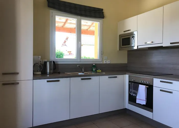 Spacious With Garden And Pool Сasa de vacaciones *