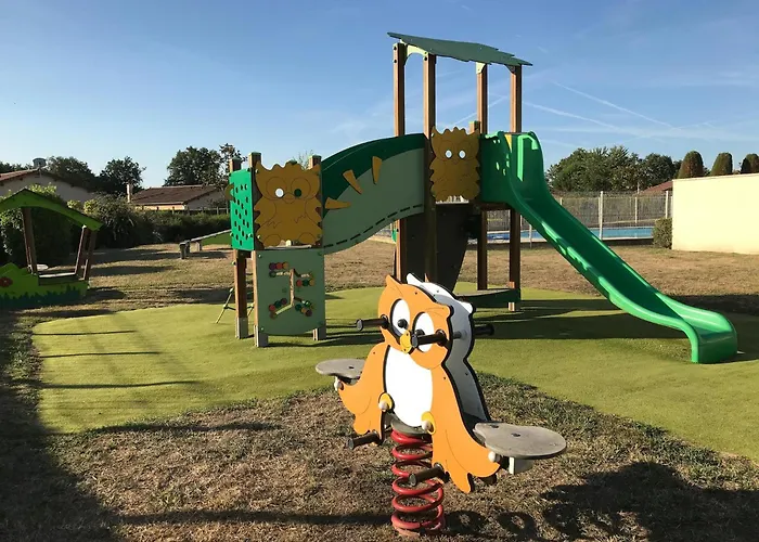 Сasa de vacaciones Spacious With Garden And Pool Les Forges (Deux-Sevres)